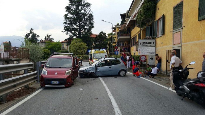 Scontro frontale tra due auto sulla statale all’ingresso di Intra (foto)
