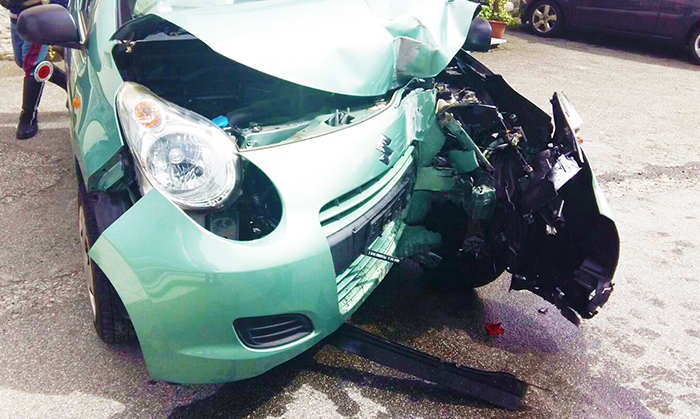Incidente a Masera, guidava una donna di 66 anni. Non è ferita grave
