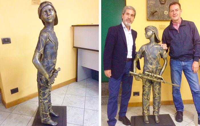 A Casa 40 posizionata una scultura di Mario Gesù che raffigura un bambino soldato