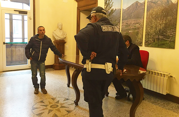 “Costretto dalla polizia ad uscire dal Comune il domese senza casa: “Si lavano le mani, ed io sono sotto l'acqua”. Videointervista