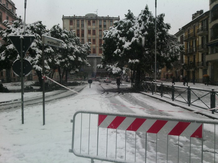 Neve pesante a Verbania, pericolo di caduta alberi: chiuse più strade (foto)