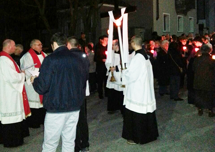 Venerdì sulla mulattiera del Calvario la via Crucis di Comunione e Liberazione
