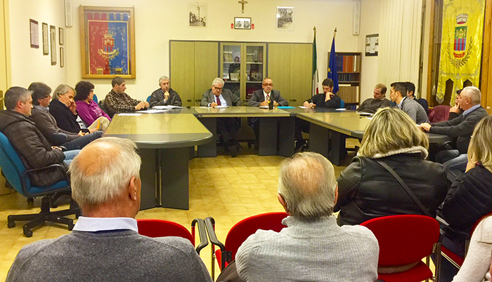 A Re il consiglio sui profughi. Prefetto da una parte, sindaci e popolazione dall'altra, come al mercato: “ A Re altri 20...15, ok per 8”. Video