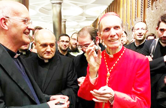 I rosminiani donano al neo cardinale Corti una reliquia di Rosmini, il bottone della sua veste 