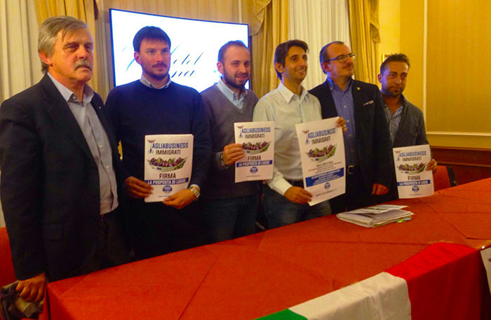 Presentata a Domo la proposta di legge di Fratelli d'Italia “Tagliabusiness immigrati”. Video