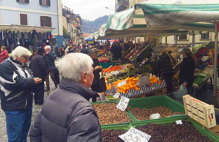 Nel Borgo domese domenica la Fiera Mercato. Fotogallery
