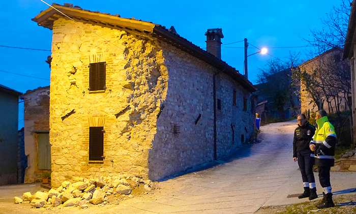 Volontari di Premosello nelle Marche per il terremoto: “Dati oltre 5 mila euro, e calze di lana fatte da una 95enne”