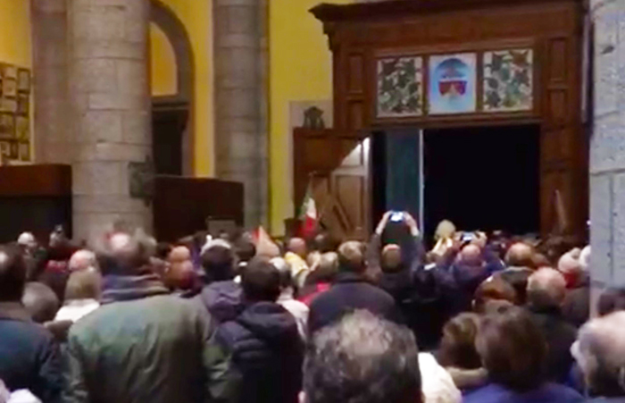 Folla di fedeli a Re per la chiusura della Porta Santa