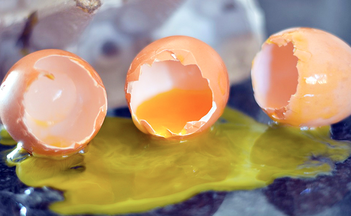 Uova lanciate sul parabrezza delle auto in corsa sul rettilineo di Villadossola