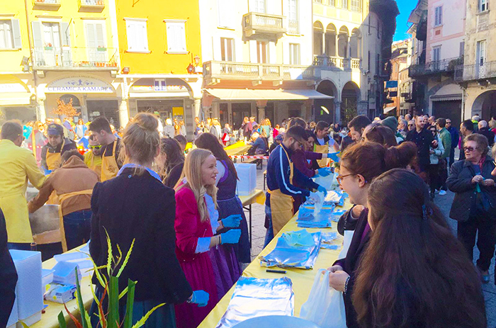 Duemila razioni di polenta in piazza Mercato per il Carnevale d'Autunno. Video