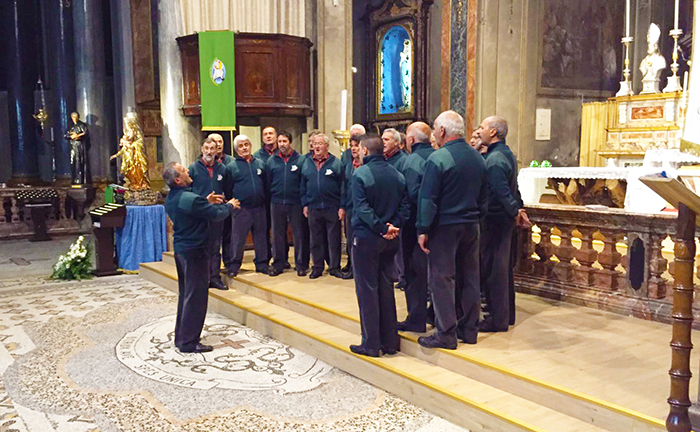 Coro Valgarina ed Ana in Collegiata a Domo per i terremotati. Video