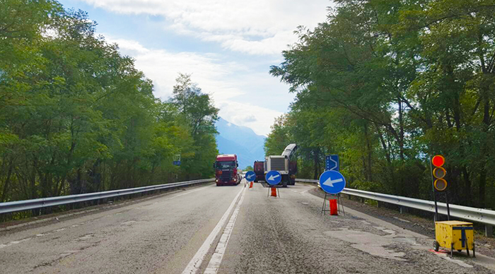 Semaforo e senso unico alternato sulla Ss.33 tra Masera e Domo. Si riasfalta