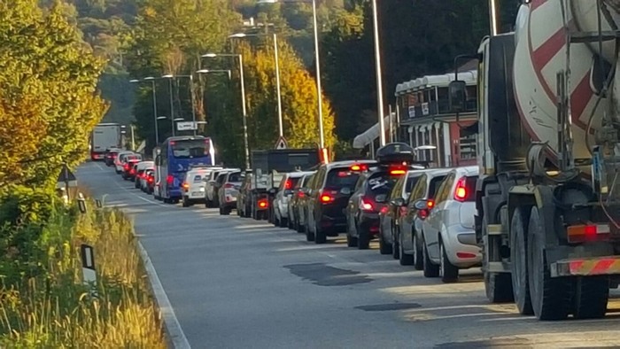 Cadono due piante, bloccata la ss34: Verbano paralizzato (foto)