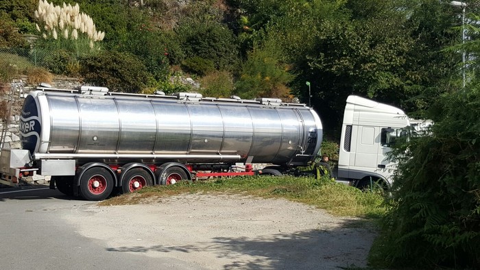 Camionista dirottato in collina dal navigatore, autocisterna incastrata sui tornanti (foto e video)