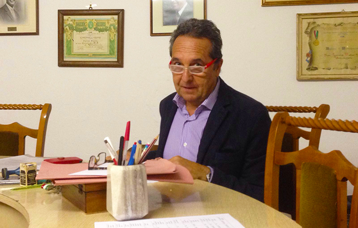 “Fate un'ordinanza di sgombero dei migranti, appartamenti non a norma”. Toscani segnala la situazione di Villa
