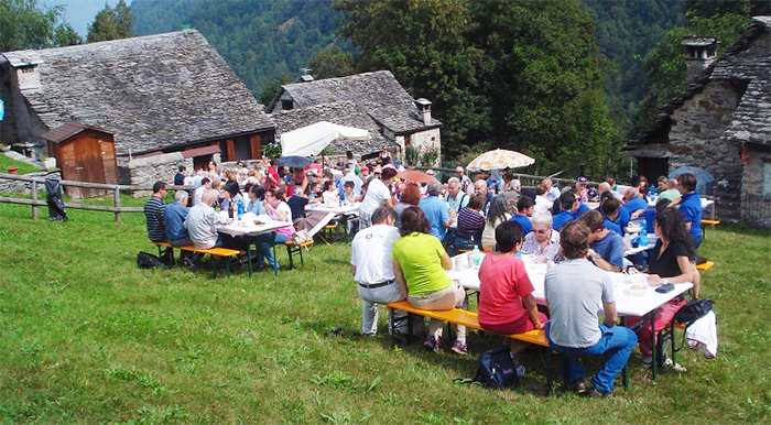 Anzasca: partecipata festa all'Alpe Soi con gli alpini di Bannio Anzino
