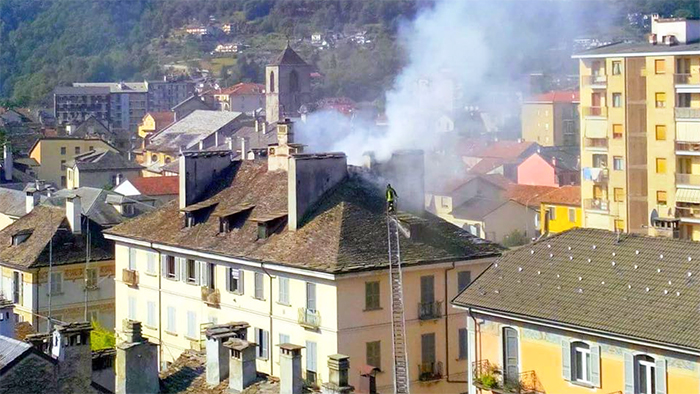 Incendio in via Binda, arrivano i vigili del fuoco. Video e foto