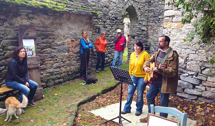 Spettacoli a rotazione en plein air nelle frazioni di Montecrestese con "Teatri di Pietra. Festival d'Arte". Foto e video