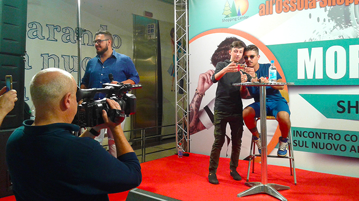 Fan in delirio per Moreno all'all'Ossola Shopping Center di Crevola