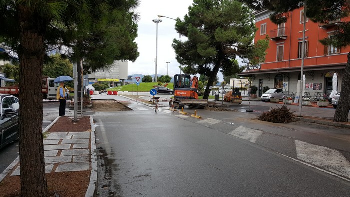 Asfalto sconnesso in piazza Matteotti, una soluzione… radicale (foto)