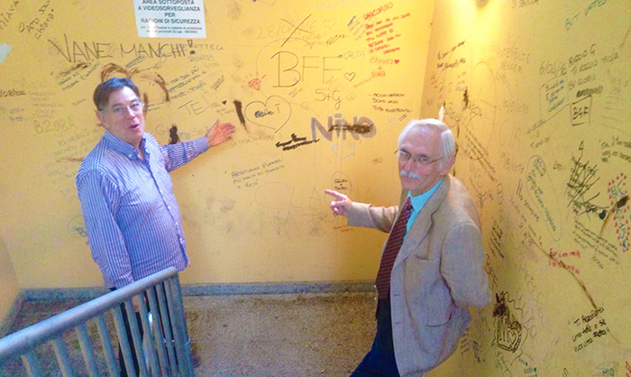 Escrementi sui muri e sui gradini, scritte, rumori e danneggiamenti. Condomini domesi esasperati fanno denuncia