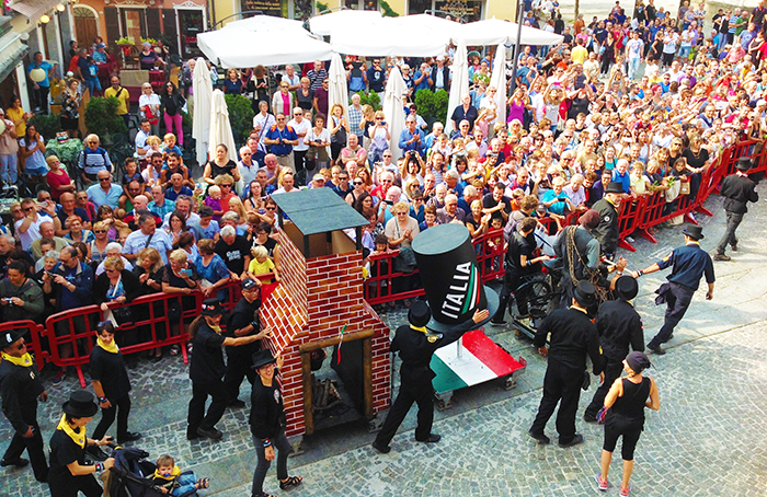 Sfilata dei record in Vigezzo per gli spazzacamini, con 1224 “rusca” da tutto il mondo. Fotogallery