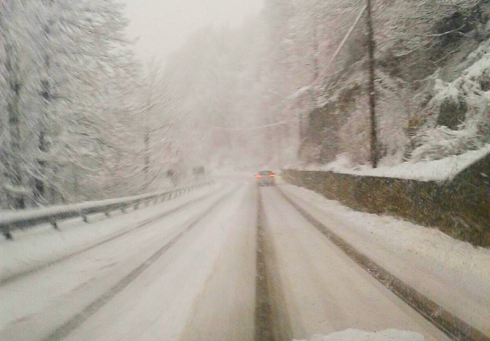 Nevica nelle vallate ossolane, qualche problema per le strade. Fotogallery della Vigezzo