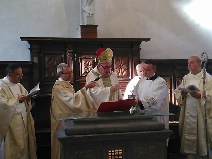 Il Vescovo di Novara inaugura i restauri della cappella di San Vito. Foto e video