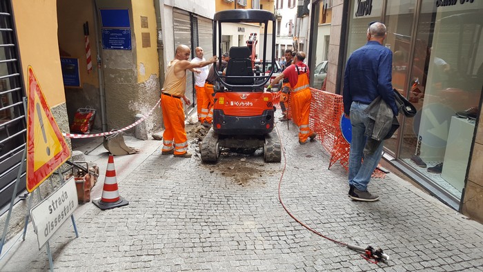L’avvallamento in Contrada causato dal cedimento della fogna (foto)
