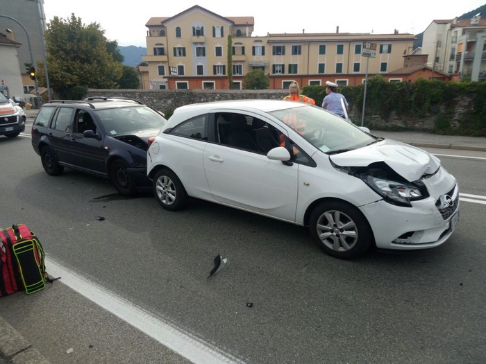 Tamponamento tra tre auto sulla statale, in due all’ospedale (foto)