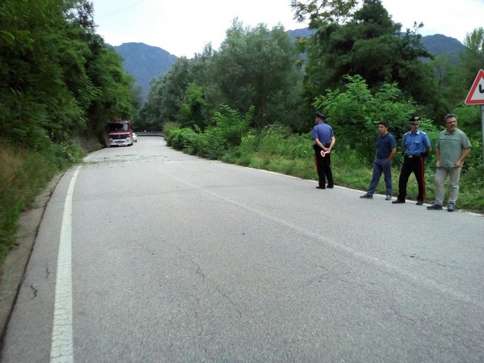 Piove un masso sulla provinciale Gravellona-Mergozzo: strada chiusa (foto)