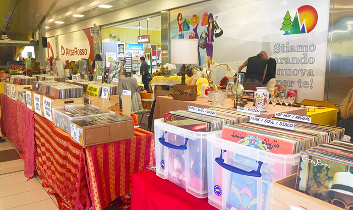 “Il tempo del Vintage”, le bancarelle con vinili, modellissimo e fumetti all' Ossola Shopping Center
