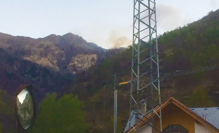 Brucia la montagna vigezzina, troppo vento per l'elicottero. Pastore: "Troviamo il piromane"