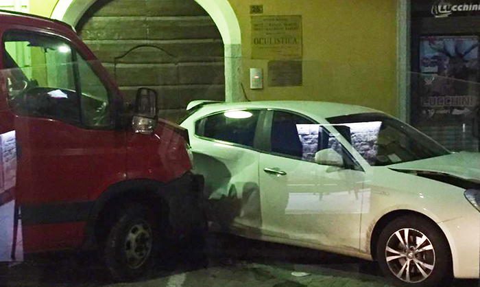 Incidente in centro a Domo, furgone sbatte contro le auto posteggiate. Foto e video