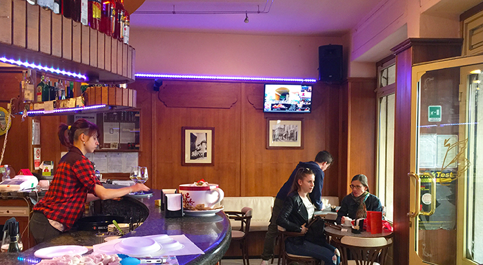 Vco24 si vede anche in piazza Mercato, un nuovo schermo al bar Bertani