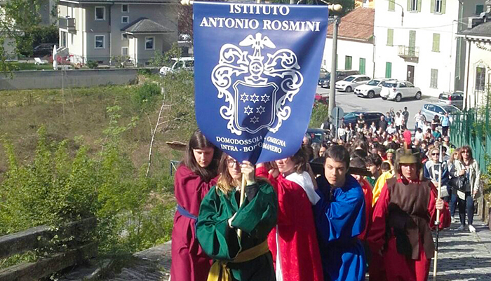 “Ecce Homo”, via Crucis al Calvario per gli alunni dell'Istituto Rosmini. Foto