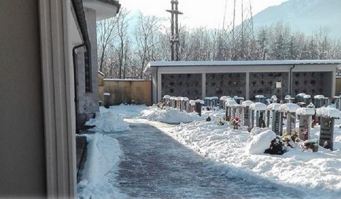 A Cosasca gli amministratori spalano la neve degli ingressi degli edifici  pubblici
