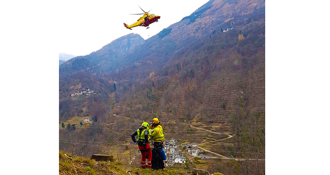 Si ferisce gravemente mentre taglia un albero ed è elitrasportato a Novara. Foto e video