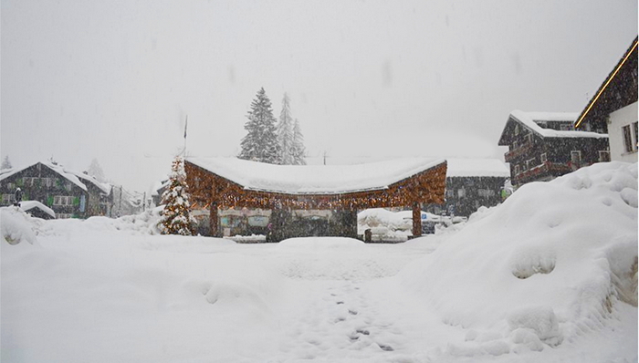 Macugnaga sommersa dalla neve ed a rischio valanghe. Scuole chiuse, il sindaco vieta il transito. Foto
