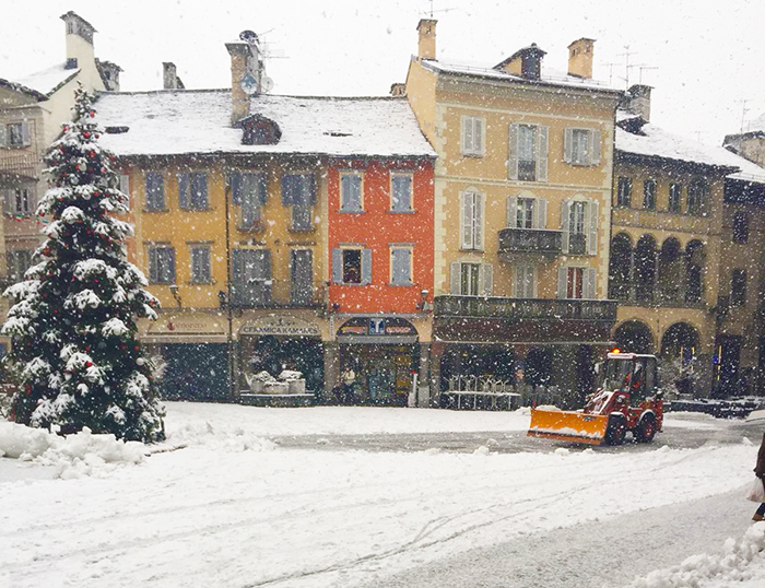 Neve: camion di traverso a Domo, rallentamenti sulla Vigezzo. Foto