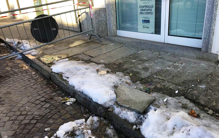 Domo: tragedia sfiorata. Pioda in sasso cade da un condominio sul marciapiede. Foto