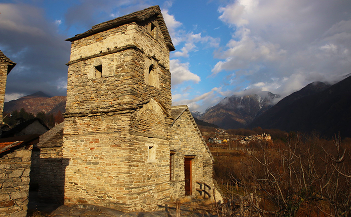 La sacra rinascita del sole nel tempietto lepontico di Montecrestese per il solstizio