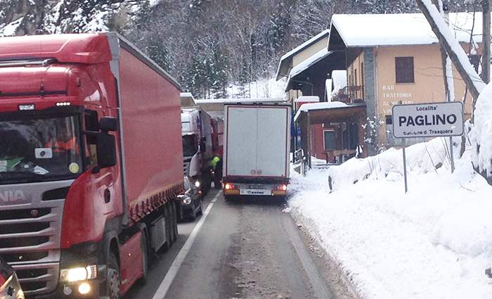 Camion incastrato in una curva prima della Dogana, traffico fermo per un' ora