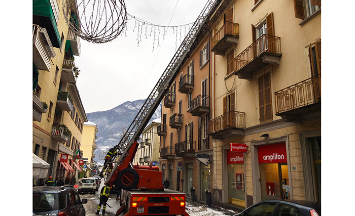 Pericolo dai tetti per ghiaccio e neve, interventi dei Vigili del fuoco