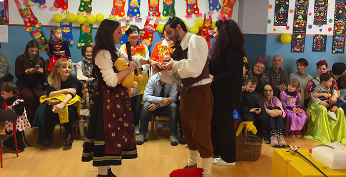 Carnevale: anello di fidanzamento tra Togn e Cia, la consegna all'asilo Terezin. Video