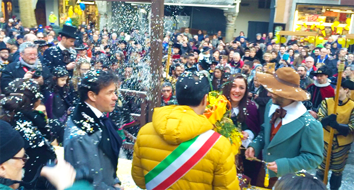 E' Carnevale! Le chiavi di Domo al Togn ed alla Cia. Video con gli sbandieratori