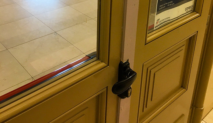 Chiusura notturna della sala d'aspetto della stazione domese, la porta era stata forzata