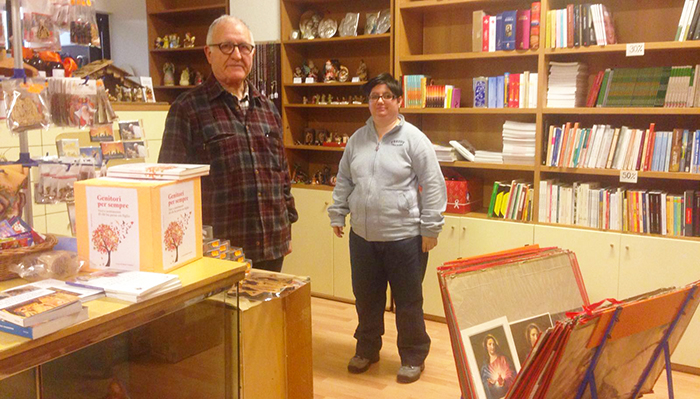 Chiude la storica biblioteca diocesana Logos: “Crisi settore, e meno tradizioni, come il Natale a scuola”. Video