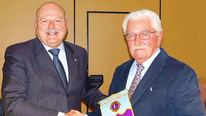Dai Lions Borromeo un defibrillatore in dono all' associazione Amici del cuore Vco
