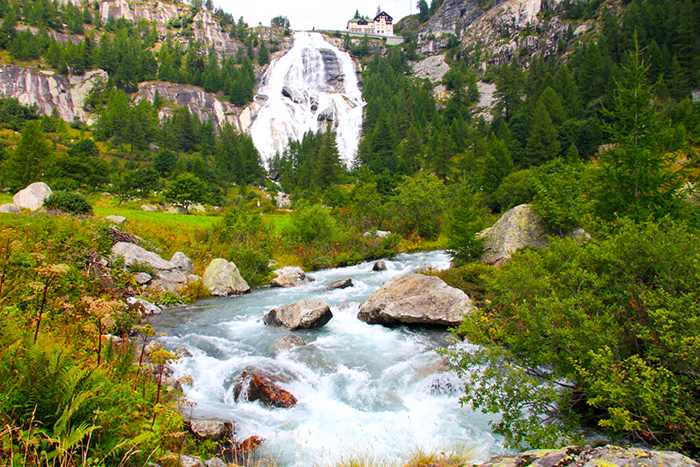 Aperta in tutto il suo splendore la Cascata del Toce